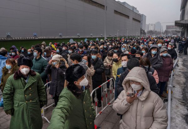 Residentes de Beijing en un sitio de pruebas de ácido nucleico a gran escala el 24 de enero de 2022. Los juegos se celebrarán en una burbuja olímpica (Kevin Frayer/Getty Images)