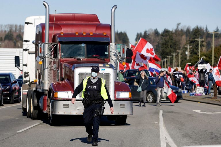 Policía de Canadá realiza arrestos en el cruce fronterizo de Coutts