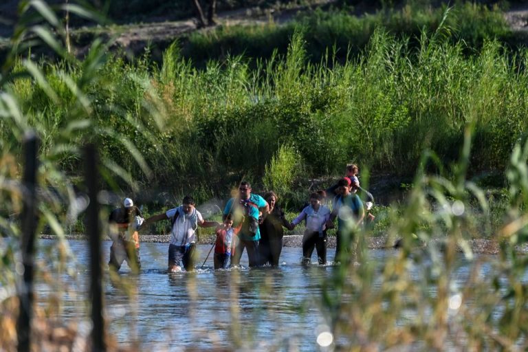 Inmigrantes ilegales cruzando la frontera en Texas