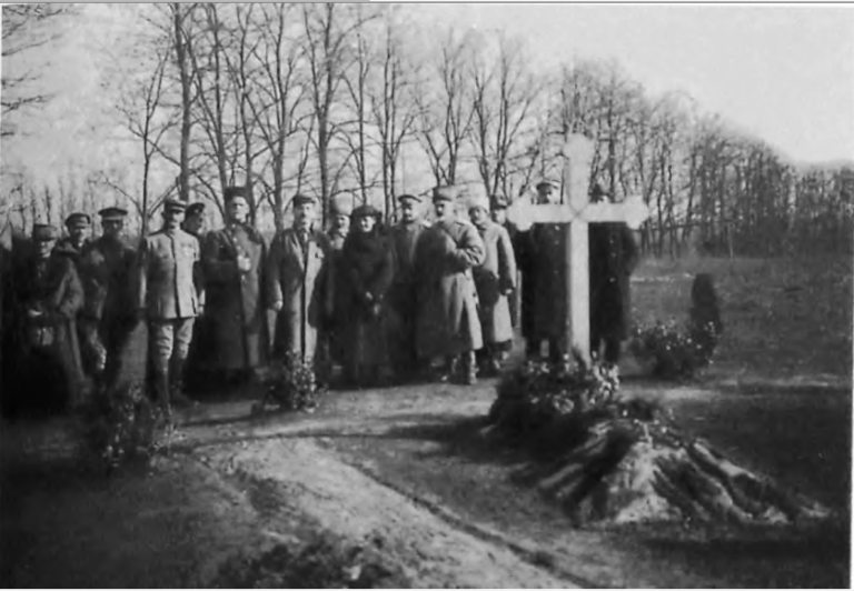 Kornilovs_grave._Denikin_and_others._191
