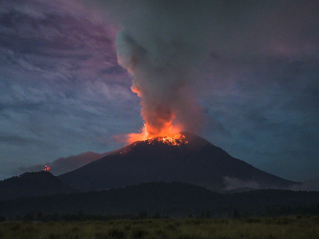 ‘OVNI’ pasa por encima de volcán en México y todo queda grabado (Video)