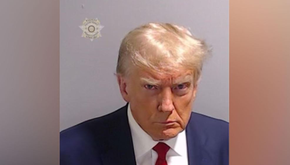 Trump volvió a Twitter (X) con su foto bajo arresto policial y un claro mensaje
