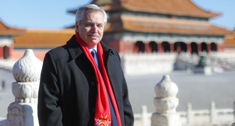 Alberto Fernández viaja a China antes de las elecciones en Argentina