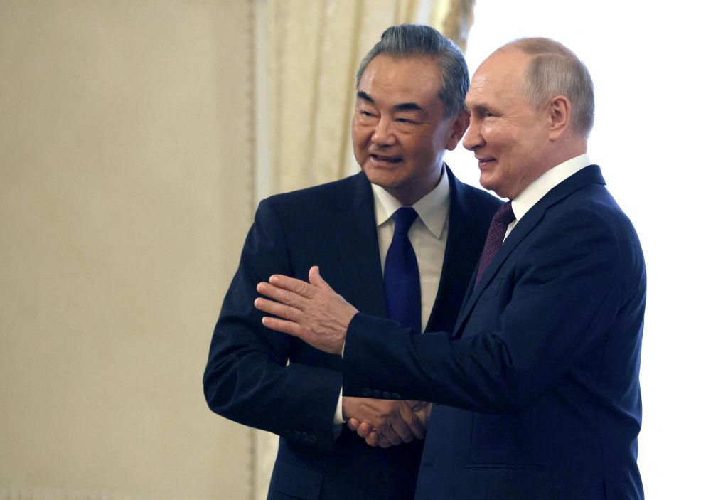 Canciller chino viaja a Rusia para profundizar lazos estratégicos