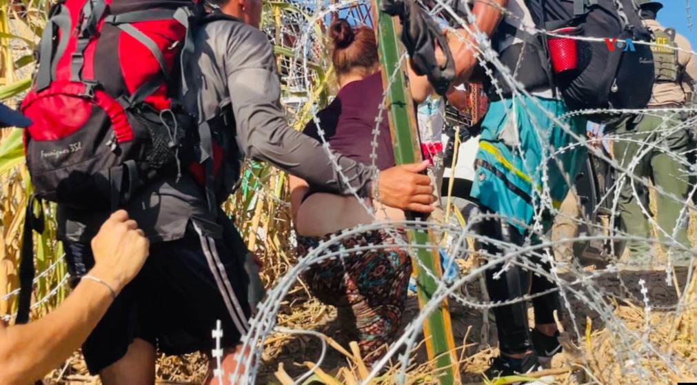 Migrantes apuestan al cruce en grupo para entrar a EEUU en ciudad fronteriza